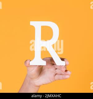 Taube Frau die Hand hält r Alphabet Stockfoto