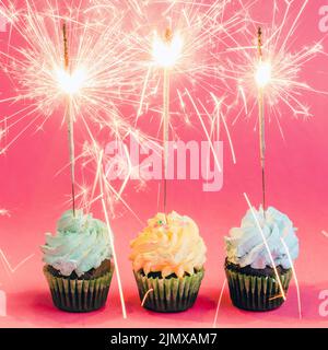 Cupcakes mit Wunderkerzen Stockfoto