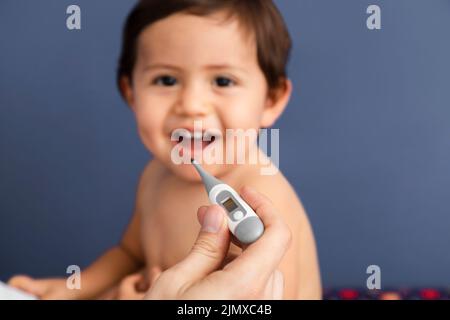 Nahaufnahme Arzt hält Thermometer Stockfoto