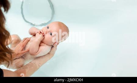 Nahaufnahme Frau, die Baby waschen Stockfoto