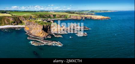 Panorama-Drohnenansicht von Dunnottar Castle und der wilden Küste von Aberdeenshire Stockfoto