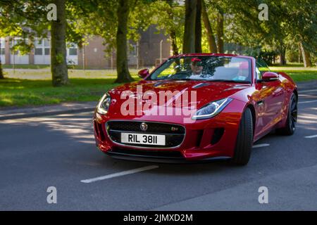 2015 Red JAGUAR F-TYPE V6 S 2995 ccm Benziner 8-Gang-Cabrio bei Ankunft auf der Lytham Hall Classic Car Show, Lancashire, Großbritannien Stockfoto