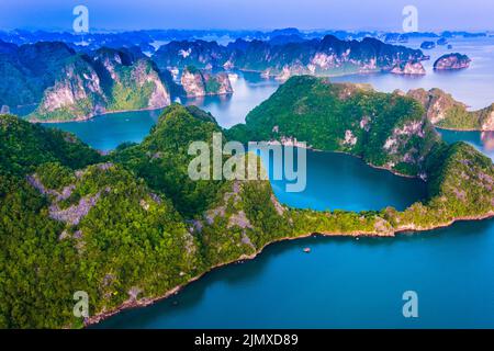 Luftaufnahme der Ha Long Bay Stockfoto