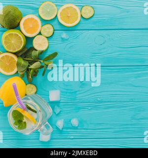 Blaue Holzoberfläche mit Zitronen Limetten Stockfoto