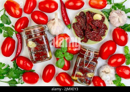 Getrocknete Tomaten in Olivenöl eingelegt. Stockfoto