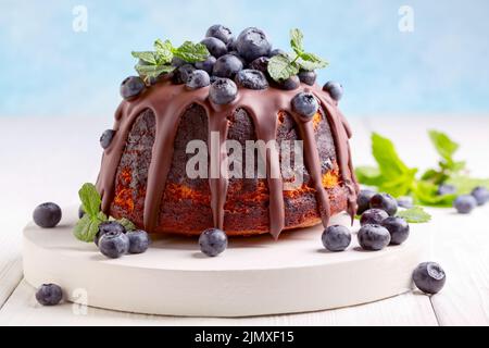 Marmorkuchen mit Schokoladenvereisung und Heidelbeeren. Stockfoto