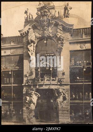 Sehring Bernhard (1855-1941), Kaufhaus Oskar Tietz, Berlin (1913): Blick auf die Fassade des Kaufhauses an der Leipziger Straße. Foto auf Karton, 63,9 x 47,3 cm (inklusive Scan-Kanten) Sehring Bernhard (1855-1941): Warenhaus Oskar Tietz, Berlin Stockfoto