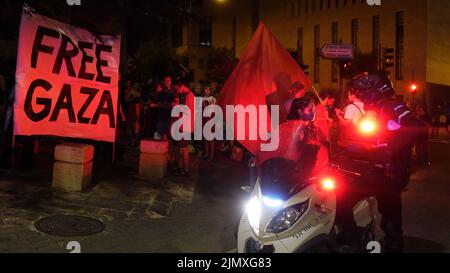 Die Polizei wacht über die Teilnahme israelischer Friedensaktivisten an einer Demonstration, die am 6. August 2022 in Jerusalem, Israel, zur Beendigung der Militäroperationen gegen die palästinensische Islamische Dschihad-Gruppe in Gaza aufruft. Die israelische Armee traf Gaza mit Luftangriffen, während die militante Gruppe des Islamischen Jihad Hunderte von Raketen auf Israel abfeuerte, während ein grenzüberschreitender Zusammenstoß bis in den zweiten Tag andauerte Stockfoto