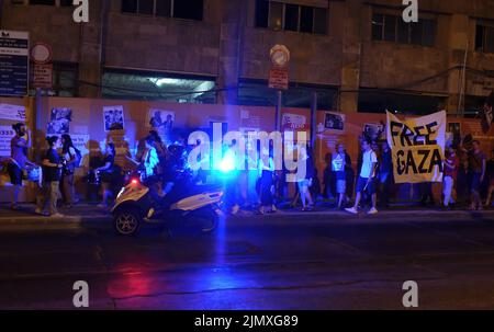 Die Polizei wacht über die Teilnahme israelischer Friedensaktivisten an einer Demonstration, die am 6. August 2022 in Jerusalem, Israel, zur Beendigung der Militäroperationen gegen die palästinensische Islamische Dschihad-Gruppe in Gaza aufruft. Die israelische Armee traf Gaza mit Luftangriffen, während die militante Gruppe des Islamischen Jihad Hunderte von Raketen auf Israel abfeuerte, während ein grenzüberschreitender Zusammenstoß bis in den zweiten Tag andauerte Stockfoto