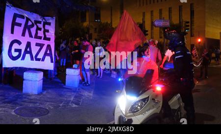 Die Polizei wacht über die Teilnahme israelischer Friedensaktivisten an einer Demonstration, die am 6. August 2022 in Jerusalem, Israel, zur Beendigung der Militäroperationen gegen die palästinensische Islamische Dschihad-Gruppe in Gaza aufruft. Die israelische Armee traf Gaza mit Luftangriffen, während die militante Gruppe des Islamischen Jihad Hunderte von Raketen auf Israel abfeuerte, während ein grenzüberschreitender Zusammenstoß bis in den zweiten Tag andauerte Stockfoto