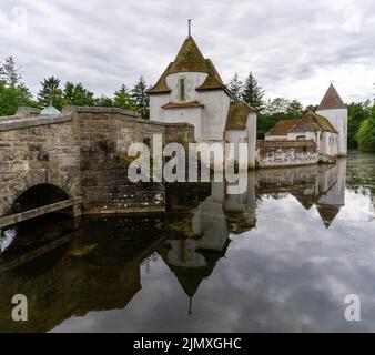 Blick auf das niederländische Dorf und den See im Craigtoun Country Park Stockfoto