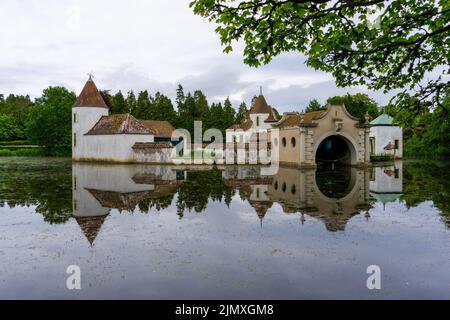 Blick auf das niederländische Dorf und den See im Craigtoun Country Park Stockfoto