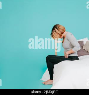 Frau mit Magenschmerzen Stockfoto