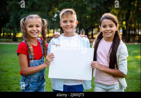 Zwei junge Mädchen halten Poster in den Händen Stockfoto