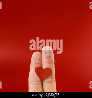 Zwei Finger mit fröhlichen Gesichtern bemalt Stockfoto