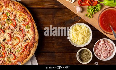 Pizza von oben mit Pfefferzutaten Stockfoto