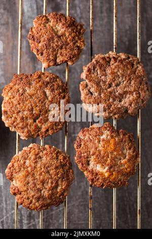 Tablett mit Burger-Patties von oben Stockfoto