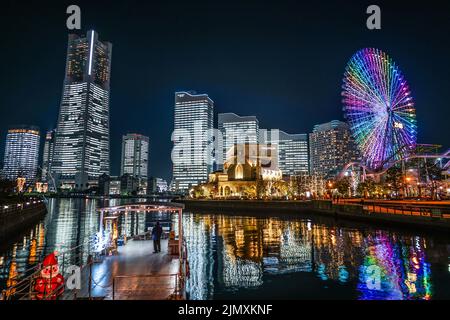 Alle öffentlichen und privaten Bereiche leuchten im Minato Mirai Büro Stockfoto