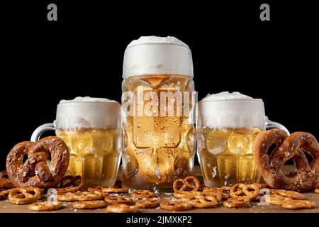 Traditionelle bayerische Bierbrezeln Tisch Stockfoto