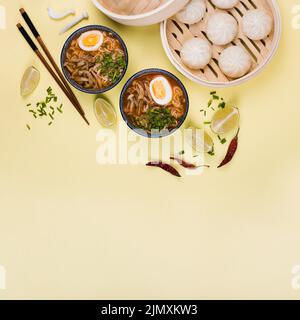 Draufsicht Ramen Schalen Dim Sum Stockfoto