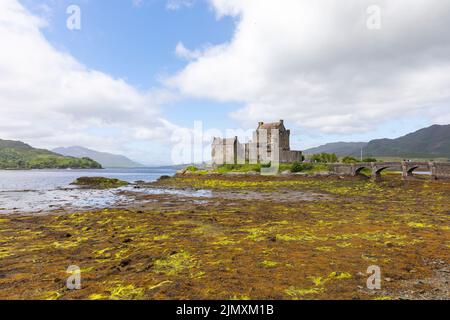 Eilean Donan Castle, Sommer 2022, eine der berühmtesten Sehenswürdigkeiten Schottlands, mittelalterliche Burg aus dem 13.. Jahrhundert, die Touristen weltweit anzieht, Donan, Großbritannien Stockfoto