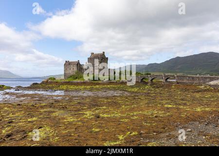 Eilean Donan Castle, Sommer 2022, eine der berühmtesten Sehenswürdigkeiten Schottlands, mittelalterliche Burg aus dem 13.. Jahrhundert, die Touristen weltweit anzieht, Donan, Großbritannien Stockfoto