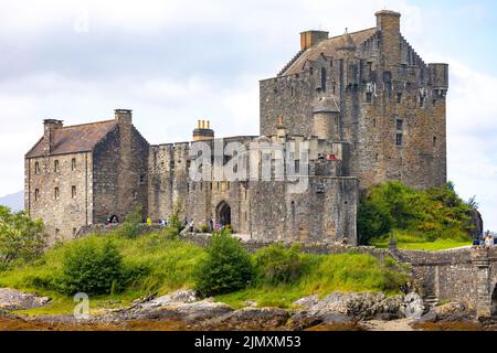 Eilean Donan Castle, Sommer 2022, eine der berühmtesten Sehenswürdigkeiten Schottlands, mittelalterliche Burg aus dem 13.. Jahrhundert, die Touristen weltweit anzieht, Donan, Großbritannien Stockfoto