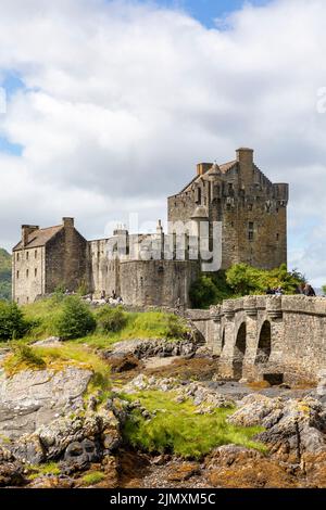 Eilean Donan Castle, Sommer 2022, eine der berühmtesten Sehenswürdigkeiten Schottlands, mittelalterliche Burg aus dem 13.. Jahrhundert, die Touristen weltweit anzieht, Donan, Großbritannien Stockfoto