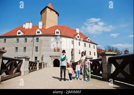 Mutter mit vier Kindern im Schloss Veveri, Tschechische Republik. Stockfoto