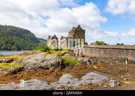 Eilean Donan Castle, Sommer 2022, eine der berühmtesten Sehenswürdigkeiten Schottlands, mittelalterliche Burg aus dem 13.. Jahrhundert, die Touristen weltweit anzieht, Donan, Großbritannien Stockfoto