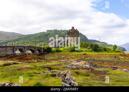 Eilean Donan Castle, Sommer 2022, eine der berühmtesten Sehenswürdigkeiten Schottlands, mittelalterliche Burg aus dem 13.. Jahrhundert, die Touristen weltweit anzieht, Donan, Großbritannien Stockfoto