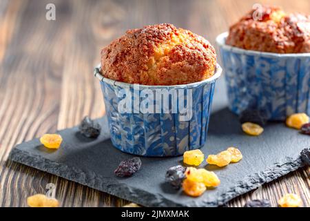 Hausgemachte Muffins mit Rosinen. Stockfoto