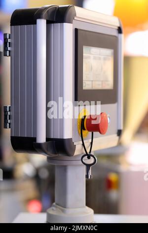Industrielles Fernbedienfeld mit Touchscreen. Selektiver Fokus. Stockfoto