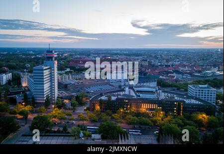 Berlin, Deutschland. 08. August 2022. Blick auf den Rundfunk Berlin-Brandenburg (RBB) am frühen Morgen. Nach hartnäckiger Kritik ist RBB-Direktorin Schlesinger von ihrem Posten zurückgetreten. Quelle: Kay Nietfeld/dpa/Alamy Live News Stockfoto