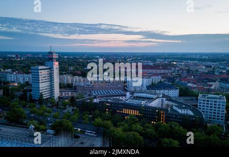 Berlin, Deutschland. 08. August 2022. Blick auf den Rundfunk Berlin-Brandenburg (RBB) am frühen Morgen. Nach hartnäckiger Kritik ist RBB-Direktorin Schlesinger von ihrem Posten zurückgetreten. Quelle: Kay Nietfeld/dpa/Alamy Live News Stockfoto