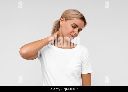 Vorderansicht Frau mit Nackenschmerzen Stockfoto