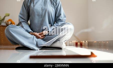 Frau meditiert von vorne Stockfoto