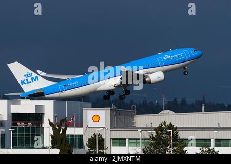 Richmond, British Columbia, Kanada. 7. März 2022. Ein KLM Royal Dutch Airlines Airbus A330 Jet (PH-AOD) hebt vom internationalen Flughafen Vancouver ab. (Bild: © Bayne Stanley/ZUMA Press Wire) Stockfoto