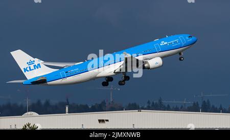 Richmond, British Columbia, Kanada. 7. März 2022. Ein KLM Royal Dutch Airlines Airbus A330 Jet (PH-AOD) hebt vom internationalen Flughafen Vancouver ab. (Bild: © Bayne Stanley/ZUMA Press Wire) Stockfoto