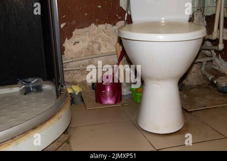 Alte schmutzige Bad und WC ohne Reparatur in der Wohnung, Bad und WC ohne Reparatur, Wachsamkeit Stockfoto