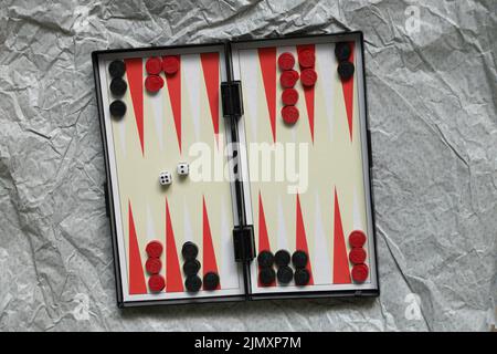 Backgammon Brettspiel steht auf Papier auf dem Tisch, Hobby Stockfoto