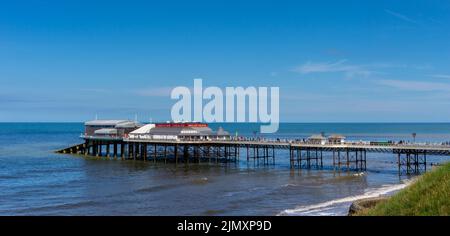 Blick auf den historischen Cromer Pier und die Nordsee in Norfolk Stockfoto