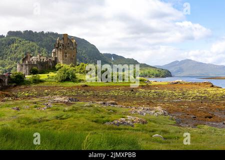 Eilean Donan Castle, Sommer 2022, eine der berühmtesten Sehenswürdigkeiten Schottlands, mittelalterliche Burg aus dem 13.. Jahrhundert, die Touristen weltweit anzieht, Donan, Großbritannien Stockfoto