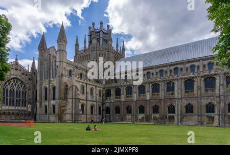 Blick auf die historische Ely Kathedrale mit ihrem achteckigen Turm Stockfoto