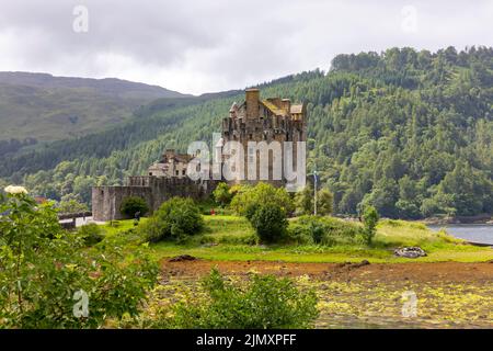 Eilean Donan Castle, Sommer 2022, eine der berühmtesten Sehenswürdigkeiten Schottlands, mittelalterliche Burg aus dem 13.. Jahrhundert, die Touristen weltweit anzieht, Donan, Großbritannien Stockfoto