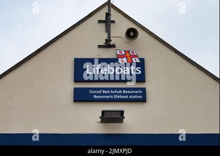 Beaumaris, Großbritannien - 8. Juli 2022: Das Schild für die Rettungsbootstation in Beaumaris auf der Insel Anglesey Wales Stockfoto