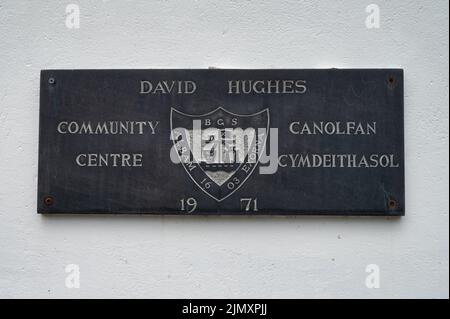 Beaumaris, Großbritannien, 8. Juli 2022: Das Schild für das David Hughes Community Center in Beaumaris auf der Insel Anglesey Wales Stockfoto