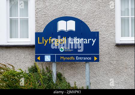 Beaumaris, Großbritannien, 8. Juli 2022: Das Schild für die Llyfrgell Library in Beaumaris auf der Insel Anglesey Wales Stockfoto