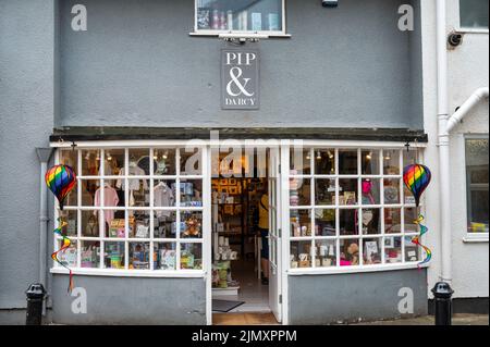 Beaumaris, Großbritannien, 8. Juli 2022: Die Vorderseite des Geschenkeladens PIP & Darcy in Beaumaris auf der Insel Anglesey Wales Stockfoto