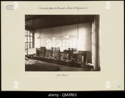Thür Georg (1846-1924), Friedrich-Wilhelms-Universität zu Berlin (Humboldt-Universität). Chemisches Institut (1900): Großer Hörsaal. Foto auf Papier, 48,9 x 66,4 cm (einschließlich Scankanten) Stockfoto
